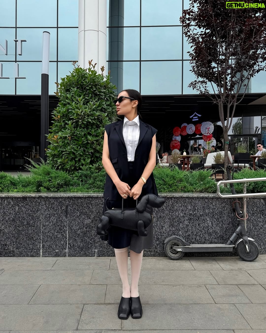 Munisa Rizaeva - 143.2K Likes - Megapolis uslubi - bu dinamika, amaliylik va o‘zini ifoda etishning uyg‘unligidir. U katta shaharlar ritmida qulaylik va  estetika bilan hamnafas bo‘ladi. 

Sizga qaysi stil koproq yoqadi? 

Стиль мегаполиса — это сочетание динамики, практичности и самовыражения. Он рождается в ритме больших городов, где комфорт должен идти в ногу с эстетикой.

Какой стиль вам больше нравится?