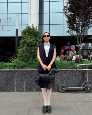 Munisa Rizaeva Instagram - Megapolis uslubi - bu dinamika, amaliylik va o‘zini ifoda etishning uyg‘unligidir. U katta shaharlar ritmida qulaylik va estetika bilan hamnafas bo‘ladi.
Sizga qaysi stil koproq yoqadi?
Стиль мегаполиса — это сочетание динамики, практичности и самовыражения. Он рождается в ритме больших городов, где комфорт должен идти в ногу с эстетикой.
Какой стиль вам больше нравится?