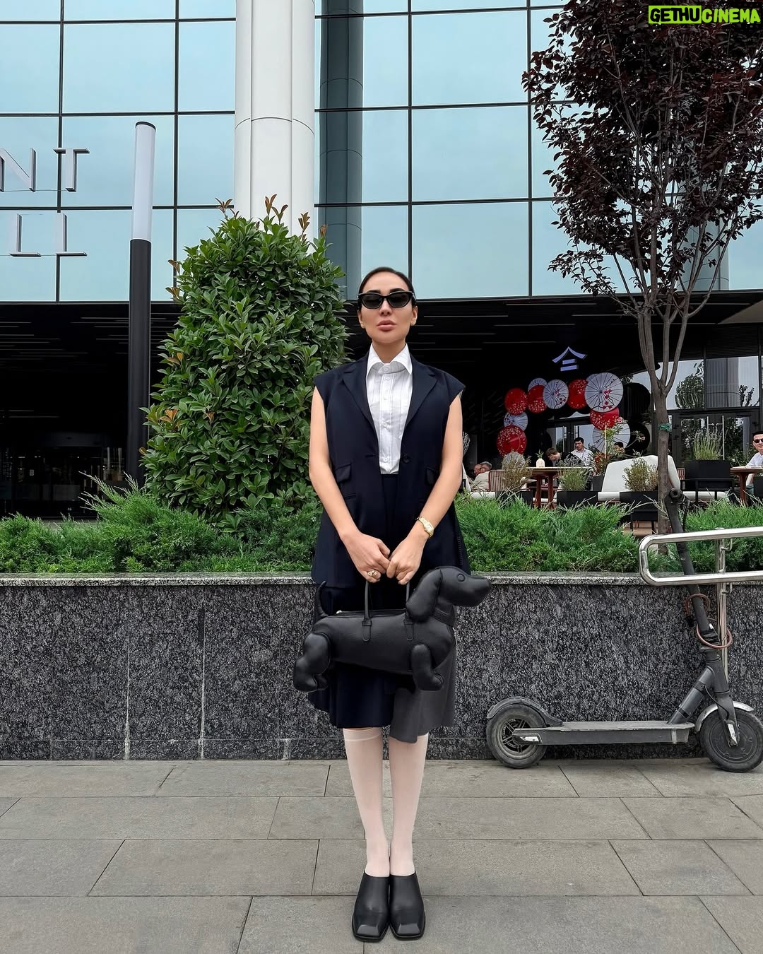 Munisa Rizaeva - 143.2K Likes - Megapolis uslubi - bu dinamika, amaliylik va o‘zini ifoda etishning uyg‘unligidir. U katta shaharlar ritmida qulaylik va  estetika bilan hamnafas bo‘ladi. 

Sizga qaysi stil koproq yoqadi? 

Стиль мегаполиса — это сочетание динамики, практичности и самовыражения. Он рождается в ритме больших городов, где комфорт должен идти в ногу с эстетикой.

Какой стиль вам больше нравится?