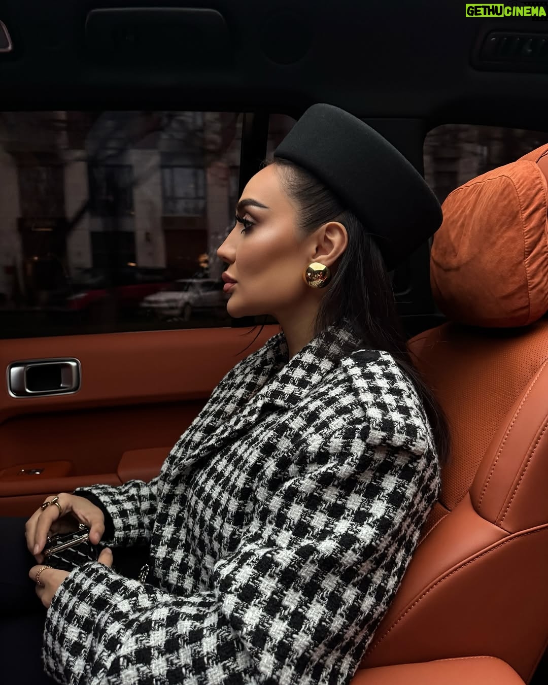 Munisa Rizaeva - 136.7K Likes - Har bir obraz — bu tafsilotlar orqali so‘zlanadigan kichik bir hikoya. Bugungi libos nozik erkinlik muhitini yaratadigan zamonaviy aksentlarga ega klassik uslub orqali nafislik va ishonchni ifodalaydi. Har bir lahza eslatib tursin: chinakam go‘zallik — bu ichki uyg‘unlik va tashqi ko‘rinishda qalb aksidir.

Каждый образ — это маленькая история, рассказанная через детали. Сегодняшний наряд олицетворяет элегантность и уверенность: классический стиль с современными акцентами создаёт атмосферу утончённой свободы. Пусть каждый миг напоминает, что истинная красота рождается, когда внутри гармония, а снаружи — отражение души.