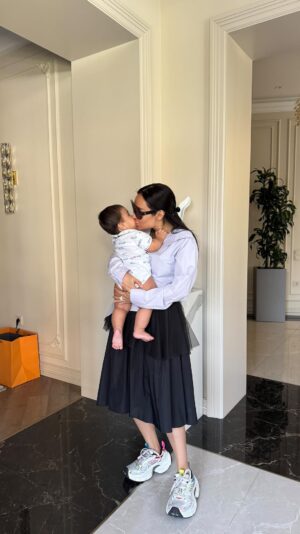 Munisa Rizaeva Instagram - Sandwich uchun eng yaxshi recept topa oldim 😆 faqat odatdagidan biroz uzoqroq tayyorlanadi, ammo ta’mi... ajoyib! Ha aytgancha, biz 8 oylik bo‘ldik, 🥹 bu men uchun eng mazmunli davr bo‘ldi 🤍 sevgi, iliqlik va yorqin xotiralarga to‘la ✨ O‘g‘lim seni yaxshi ko‘raman 🙏 Allohga shukrki, menga shunday mo‘jiza ato etdi ❤️ Sendvichga qaytsak, kim tatib ko’rgan?
Я смогла найти лучший рецепт для сэндвича 😆 только готовиться чуть дольше обычного, но вкус… великолепный! Кстати, нам 8 месяцев 🥹 этот период был самым насыщенным 🤍 полон любви, тепла и ярких воспоминаний ✨ люблю тебя сына 👶🏻 Слава Аллаху, за то что дал мне такое чудо ❤️ А теперь вернемся к сэндвичу, кто пробовал?
