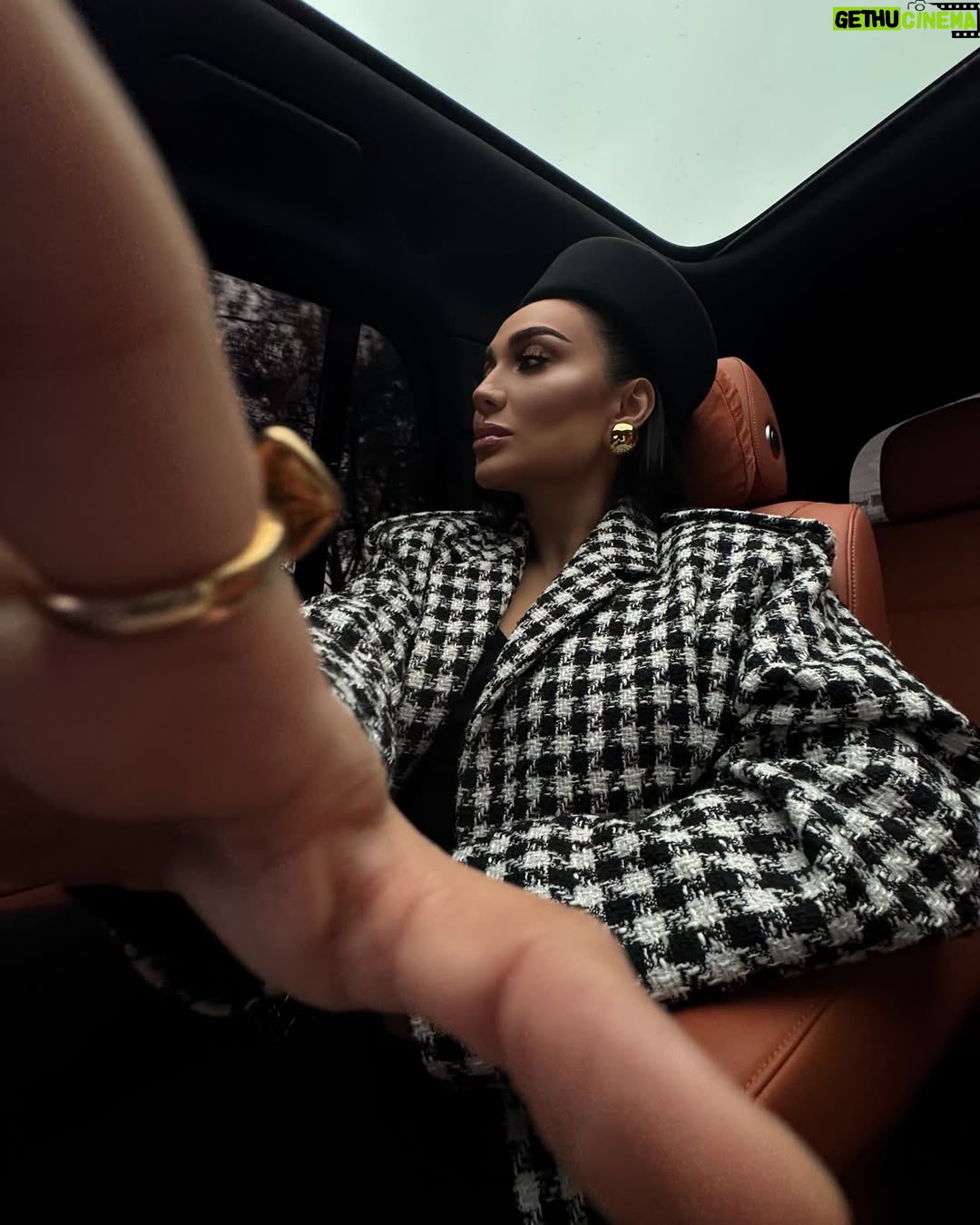 Munisa Rizaeva - 136.7K Likes - Har bir obraz — bu tafsilotlar orqali so‘zlanadigan kichik bir hikoya. Bugungi libos nozik erkinlik muhitini yaratadigan zamonaviy aksentlarga ega klassik uslub orqali nafislik va ishonchni ifodalaydi. Har bir lahza eslatib tursin: chinakam go‘zallik — bu ichki uyg‘unlik va tashqi ko‘rinishda qalb aksidir.

Каждый образ — это маленькая история, рассказанная через детали. Сегодняшний наряд олицетворяет элегантность и уверенность: классический стиль с современными акцентами создаёт атмосферу утончённой свободы. Пусть каждый миг напоминает, что истинная красота рождается, когда внутри гармония, а снаружи — отражение души.