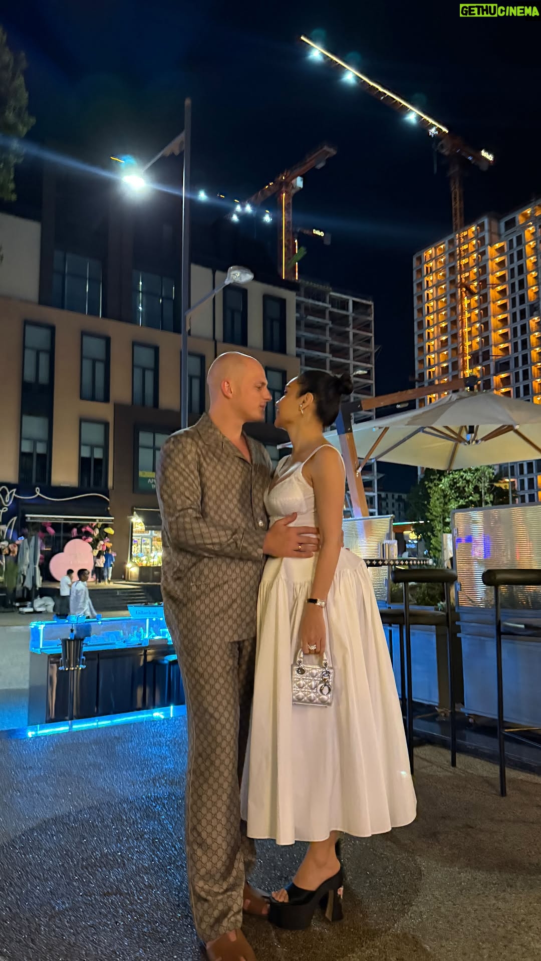 Munisa Rizaeva - 173.2K Likes - Bu kitobni o’qishdan hech qachon charchamayman, sizlarchi?!😂. 

Yaqiningizga ushbu reelsni jonatib qoying!!!

 Ilohim hammada shunaqa  kitoblar bolsin🤲🤗❤️

Я никогда не устану читать эту книгу, а вы?!😂 

Отправь тому, от кого хочешь получить такую же книгу!!!! 

Дай Бог чтобы у каждого , было много таких книг🤲🤗❤️