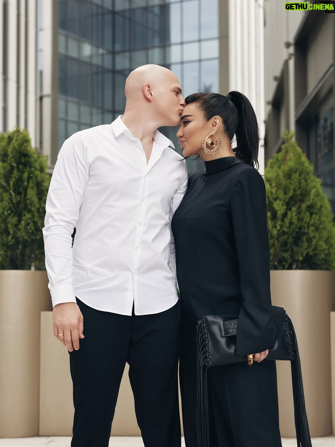 Munisa Rizaeva - 231.9K Likes - Tug‘ilgan kuningiz bilan Sevgilim❤️
Siz mening suyanchig‘im, xotirjamligim, kuch-qudratimsiz! Siz bilan o‘zimni haqiqatdan sevimli va himoyalangan his qilaman🤗

G‘amxo‘rligingiz, sabrli bo‘lganingiz va hatto o‘zim shubhalanayotganimda ham menga ishonganingiz uchun rahmat sizga🥰
Hayotimga qanchalik nur olib kirgan bo‘lsangiz, sizning hayotingiz ham shunchalik nurli bo‘lsin ilohim🤲
Siz shunchaki turmush o‘rtog‘im emas, balki qalbimning bir bo‘lagisiz❤️

Sizni cheksiz sevaman❤️

С днём рождения, мой самый близкий человек.
Ты — моя опора, мой покой, моя сила. С тобой я чувствую себя настоящей, любимой и защищённой.
Спасибо за твою заботу, терпение и за то, что веришь в меня даже тогда, когда я сама сомневаюсь.
Пусть в твоей жизни всегда будет столько же света, сколько ты приносишь в мою.
Ты — не просто мой муж, ты — моё сердце.
Люблю тебя бесконечно ❤️