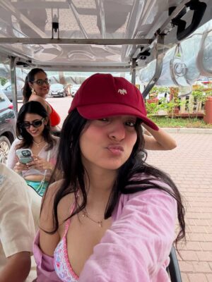 Muskaan Nayyar Instagram - A big dump of sun, sea & so much love 💗