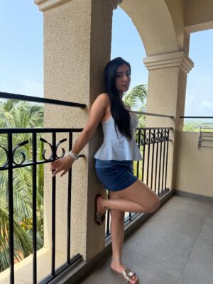 Muskaan Nayyar Instagram - A big dump of sun, sea & so much love 💗