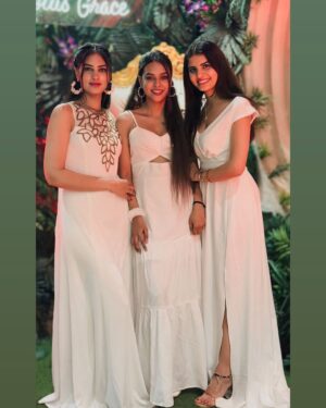 Muskan Sharma Instagram - 🕊️💖
@officialkumkum17
@muskan_sharma_official
@nikita_choudhary1509