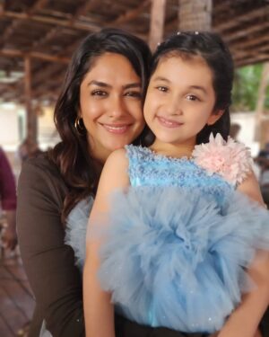 Myra and Kiara Instagram - My Hi Nanna family🤍
Overwhelmed and touched by all the love you have showerd on us.🙌🏻🤍
I will never forget the experience I had while shooting for this dream project HiNanna. It will always remain the most beautiful and special movie of my career.. here I met my 4 best friends Nanna @nameisnani , yashna @mrunalthakur di @shouryuv sir and my pluto . You all are incredible and so loving ❤️
@shouryuv sir first of all a big thank you for seeing Mahi in me..Forever grateful to you for your love and motivation. Without you i cudnt do it. Will never forget our funny games and pranks.🤍
@nameisnani Nanna you and yashna @mrunalthakur di are the most loving and caring actors I have ever worked with. Thank you for teaching me new things about shoots, for our shot okay dance and everything you taught me about life and acting. I miss our set and shooting more now.love you all.🤍
@preyadarshe sir as you said I should call you my bro..Thank you for all the funny moments and always encouraging me.🤍
@angadbedi sir you are such a gem person. I remember how you were making me comfortable at hospital scene while playing tongue twister with me. Thank you for all the love and golden words.🤍
@shilpatulaskar maam..you are so sweet and such a loving soul. Thank you for all the love and blessings. No one can play Rajji maa apart from you. 🤍
@drishtytalwarr my cutest di..thank you for all the fun and love you gave me. I miss our outings and shopping. You are cutest girl I have met.🤍
@viraj_ashwin_jarajapu bhaiya @actorjayaram_official sir @ nassarkhan sir Thank you for all the appreciation and love. I feel blessed that I got this opportunity to work with you all. I have learnt alot from all of you.🙏🏻☺️
Thank you @sanujohnvarughese @heshamabdulwahab @vyraents for always motivating me.😇
@vimcarrey thank you for helping me in learning telugu.
Lastly our audiences..thank you so much for loving our movie HiNanna and making it a blockbuster. Please keep showering your love.🤍
Gratitude and lots of love🤍🙏🏻
Kiara aka "Mahi"
#hiNanna