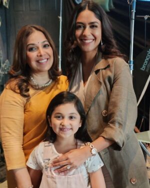 Myra and Kiara Instagram - My Hi Nanna family🤍
Overwhelmed and touched by all the love you have showerd on us.🙌🏻🤍
I will never forget the experience I had while shooting for this dream project HiNanna. It will always remain the most beautiful and special movie of my career.. here I met my 4 best friends Nanna @nameisnani , yashna @mrunalthakur di @shouryuv sir and my pluto . You all are incredible and so loving ❤️
@shouryuv sir first of all a big thank you for seeing Mahi in me..Forever grateful to you for your love and motivation. Without you i cudnt do it. Will never forget our funny games and pranks.🤍
@nameisnani Nanna you and yashna @mrunalthakur di are the most loving and caring actors I have ever worked with. Thank you for teaching me new things about shoots, for our shot okay dance and everything you taught me about life and acting. I miss our set and shooting more now.love you all.🤍
@preyadarshe sir as you said I should call you my bro..Thank you for all the funny moments and always encouraging me.🤍
@angadbedi sir you are such a gem person. I remember how you were making me comfortable at hospital scene while playing tongue twister with me. Thank you for all the love and golden words.🤍
@shilpatulaskar maam..you are so sweet and such a loving soul. Thank you for all the love and blessings. No one can play Rajji maa apart from you. 🤍
@drishtytalwarr my cutest di..thank you for all the fun and love you gave me. I miss our outings and shopping. You are cutest girl I have met.🤍
@viraj_ashwin_jarajapu bhaiya @actorjayaram_official sir @ nassarkhan sir Thank you for all the appreciation and love. I feel blessed that I got this opportunity to work with you all. I have learnt alot from all of you.🙏🏻☺️
Thank you @sanujohnvarughese @heshamabdulwahab @vyraents for always motivating me.😇
@vimcarrey thank you for helping me in learning telugu.
Lastly our audiences..thank you so much for loving our movie HiNanna and making it a blockbuster. Please keep showering your love.🤍
Gratitude and lots of love🤍🙏🏻
Kiara aka "Mahi"
#hiNanna