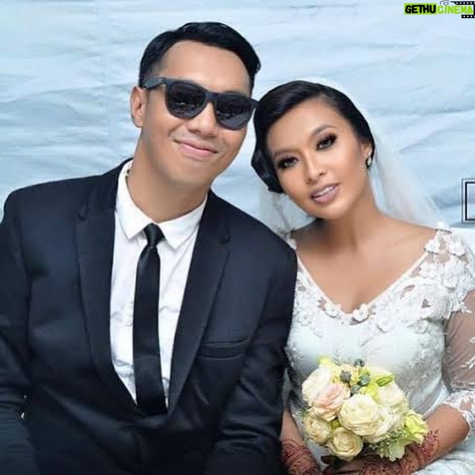 Nabila Huda - 38.2K Likes - Barakallahu lakuma wa baraka ‘alaikuma wa jama’a bainakuma fi khair. Semoga Allah SWT memberkahi rumah tangga kita dengan sakinah, mawaddah, dan rahmah.

Selamat hari ulangtahun pernikahan yg ke-10 isteriku yang tercinta. Terima kaseh sudah melayari ombak badai bersama. Terima kaseh sudah memberi ruang dan waktu untuk berkongsi kasih dan sayang selama bersama. Terima kaseh sudah seikhlasnya menjaga saya selama bersama. Terima kaseh juga kerana selalu bersabar dengan kekurangan saya selama bersama. Mohon ampun & maaf andai ada yang menyinggung rasa dan buat awak terasa. Jujur, sebaik mungkin selalu untuk menjaga hati dan perasaan awak sayang ❤️

Semoga kita senentiasa berada di dalam keridhaan dan rahmatnya ALLAH SWT. Semoga diberi kesempatan dan masa yang panjang untuk bersama hingga hujung waktu, hingga hujung nyawa, hingga nafas yang terakhir dan menikmati qada & qadar sesuai dengan ketentuan-Nya. Kita nikmati bersama dengan rasa syukur.

Selamat anniversary buat hari ini dan masa akan datang sayangku. Maafkan diri ini yang belum bisa menjadi pendamping terbaik dan hanya bisa merangkai kata-kata untuk diucapkan hari ini. Jika melihat ke belakang, mungkin banyak kenangan indah yang tak bisa dilupakan. Namun yakinlah, bahwa masa depan kita jauh lebih akan bermakna dengan tetap terus bersama dan saling mencinta, Love you my one and only Nabila Huda Suhaimi ❤️

Sehat selalu buat semua 🫡 13 Rabiulawal 1446H