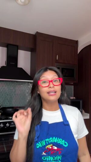 Nabila Huda Instagram - She is back in her kitchen tapi extra creative sebab kehidupan dah free & easy kan! Tapi i don't really like baking..Sebab lama naww baru dapat makan! Sempat kesana kemari dulu, dan sempat jugak buat interview session bersama peminat bertuah yang terpilih experience kesejukan aircond @midea_malaysia kat rumah baru abil hahahaha! Tahniah pada @ezadibrahim & @samantha_miles 😝