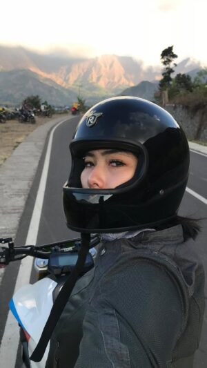 Nabila Putri Instagram - Hiii bagaimana pagimu ???
Ada yang tau aku ada dimana ????
Sudah lama ga liat aspal basah !
Tanah sumba kayanya seru juga