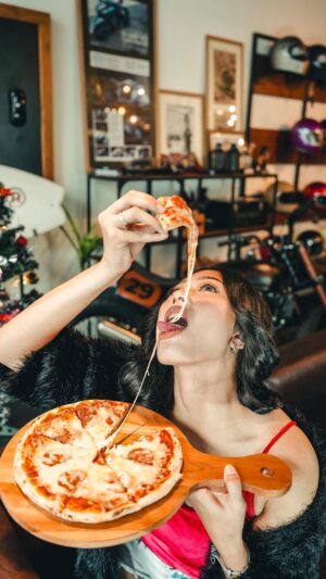 Nabila Putri Instagram - katanya pizza itu makanan paling rumit !! Bentuknya lingkaran , disimpan di kotak segiempat , dipotong nya jadi segitiga !
Ahhh tapi ada yang lebih rumiit !!! Katanya mau pizza tapi pass ngga sadar nyariin ngga maaauu pizza ! Rumit emng !
KBBI (*kamus besar bahasa nabila)
Rumit ; adalah tulang terbesar di telapak kaki yang terletak di bagian bawah belakang kaki. Tulang ini berfungsi untuk menyangga berat badan, terutama saat berjalan atau berlari dari masalalu !
Jangan lupaaa mampirin @smoked.coffeeandbeer siapa tau ga mauu ber pizzah dengan pizza