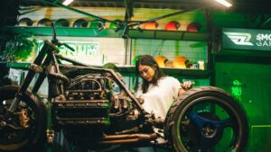 Nabila Putri Instagram - Namanya Butoijo. BMW K100 yang statusnya… complicated !! Kaya kamu ! #ehgimana
Ditelanjangin udah, dibangun belum. Disentuh? Apalagi!
Cuma diliaaatin mulu dari kejauhan, kayak gebetan yang nggak jadi-jadi. Dielus elus ngga bales ! asem emang !
Tapi ya gimana… namanya juga sayaaaang , aku kan buta warna — asal ijo, aku sayang 💚
Fix ini motor lebih sabar dari aku waktu nunggu balasan ‘kamu lagi di mana?’”