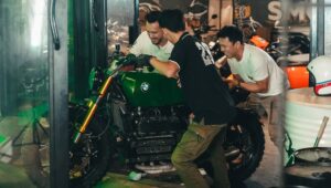 Nabila Putri Instagram - Namanya Butoijo. BMW K100 yang statusnya… complicated !! Kaya kamu ! #ehgimana
Ditelanjangin udah, dibangun belum. Disentuh? Apalagi!
Cuma diliaaatin mulu dari kejauhan, kayak gebetan yang nggak jadi-jadi. Dielus elus ngga bales ! asem emang !
Tapi ya gimana… namanya juga sayaaaang , aku kan buta warna — asal ijo, aku sayang 💚
Fix ini motor lebih sabar dari aku waktu nunggu balasan ‘kamu lagi di mana?’”