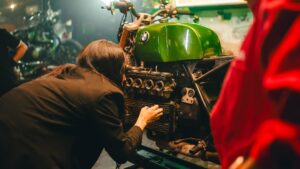 Nabila Putri Instagram - Namanya Butoijo. BMW K100 yang statusnya… complicated !! Kaya kamu ! #ehgimana
Ditelanjangin udah, dibangun belum. Disentuh? Apalagi!
Cuma diliaaatin mulu dari kejauhan, kayak gebetan yang nggak jadi-jadi. Dielus elus ngga bales ! asem emang !
Tapi ya gimana… namanya juga sayaaaang , aku kan buta warna — asal ijo, aku sayang 💚
Fix ini motor lebih sabar dari aku waktu nunggu balasan ‘kamu lagi di mana?’”