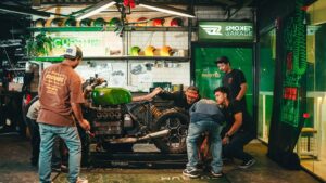 Nabila Putri Instagram - Namanya Butoijo. BMW K100 yang statusnya… complicated !! Kaya kamu ! #ehgimana
Ditelanjangin udah, dibangun belum. Disentuh? Apalagi!
Cuma diliaaatin mulu dari kejauhan, kayak gebetan yang nggak jadi-jadi. Dielus elus ngga bales ! asem emang !
Tapi ya gimana… namanya juga sayaaaang , aku kan buta warna — asal ijo, aku sayang 💚
Fix ini motor lebih sabar dari aku waktu nunggu balasan ‘kamu lagi di mana?’”