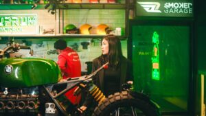 Nabila Putri Instagram - Namanya Butoijo. BMW K100 yang statusnya… complicated !! Kaya kamu ! #ehgimana
Ditelanjangin udah, dibangun belum. Disentuh? Apalagi!
Cuma diliaaatin mulu dari kejauhan, kayak gebetan yang nggak jadi-jadi. Dielus elus ngga bales ! asem emang !
Tapi ya gimana… namanya juga sayaaaang , aku kan buta warna — asal ijo, aku sayang 💚
Fix ini motor lebih sabar dari aku waktu nunggu balasan ‘kamu lagi di mana?’”