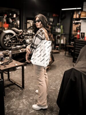 Nabila Putri Instagram - Jumatan gini sambil nungguin yang gemes pada pulang… tengak-tengok nih.
Bengkel boleh rame, tapi yang bikin jantung rameeee… cuma kamu lagiii ahh.#Eh gimana?
#
Silakan kak, mau service motor… atau service perasaan? Aku ready dua-duanya
Jangan lupaaaa tasnya kembaraaan !! Intip di tokopeditokkk!!!