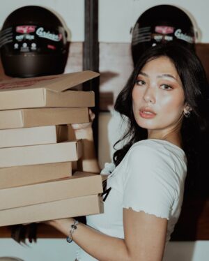 Nabila Putri Instagram - Dengerin laguunya !! WHAT WE WANTTT ???? PIZZAAA PIZZAAA !!!!
Astaga pizzaaa sama kamu sebentar aja kangen apalagiii pizzaaa selamaaanya!!!!! AKUUU MENGAJUKAN SURAT KETERANGAN TIDAK MAMPUU!!!!