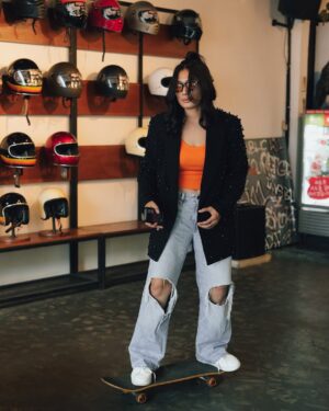 Nabila Putri Instagram - sebagai gen z saya harus selalu bisaaaa mengikuti perkembangan jaman ! Segala kegiataaaan hypeee seperti golf , paddle , teniss , nembaaaaakk , gulaaaaatttt tidakkk saya ikuti!
Karna i'm skater girl !!! krejiii keliatan banget bakatnyaaaa masih ada ( dalam doa)