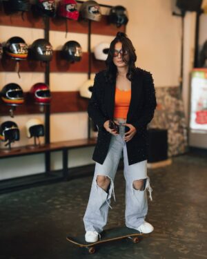 Nabila Putri Instagram - sebagai gen z saya harus selalu bisaaaa mengikuti perkembangan jaman ! Segala kegiataaaan hypeee seperti golf , paddle , teniss , nembaaaaakk , gulaaaaatttt tidakkk saya ikuti!
Karna i'm skater girl !!! krejiii keliatan banget bakatnyaaaa masih ada ( dalam doa)