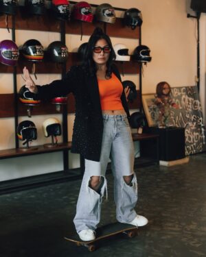 Nabila Putri Instagram - sebagai gen z saya harus selalu bisaaaa mengikuti perkembangan jaman ! Segala kegiataaaan hypeee seperti golf , paddle , teniss , nembaaaaakk , gulaaaaatttt tidakkk saya ikuti!
Karna i'm skater girl !!! krejiii keliatan banget bakatnyaaaa masih ada ( dalam doa)