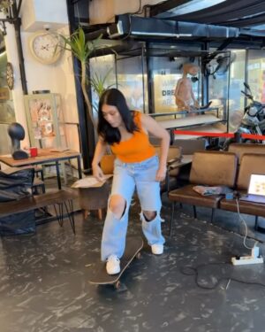 Nabila Putri Instagram - sebagai gen z saya harus selalu bisaaaa mengikuti perkembangan jaman ! Segala kegiataaaan hypeee seperti golf , paddle , teniss , nembaaaaakk , gulaaaaatttt tidakkk saya ikuti!
Karna i'm skater girl !!! krejiii keliatan banget bakatnyaaaa masih ada ( dalam doa)