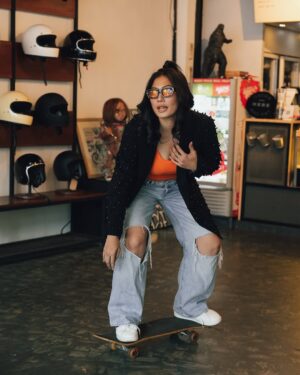 Nabila Putri Instagram - sebagai gen z saya harus selalu bisaaaa mengikuti perkembangan jaman ! Segala kegiataaaan hypeee seperti golf , paddle , teniss , nembaaaaakk , gulaaaaatttt tidakkk saya ikuti!
Karna i'm skater girl !!! krejiii keliatan banget bakatnyaaaa masih ada ( dalam doa)