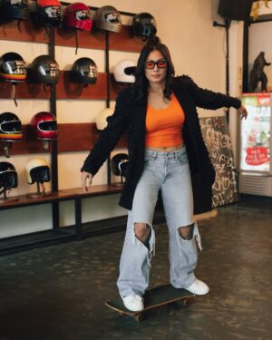 Nabila Putri Instagram - sebagai gen z saya harus selalu bisaaaa mengikuti perkembangan jaman ! Segala kegiataaaan hypeee seperti golf , paddle , teniss , nembaaaaakk , gulaaaaatttt tidakkk saya ikuti!
Karna i'm skater girl !!! krejiii keliatan banget bakatnyaaaa masih ada ( dalam doa)