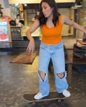 Nabila Putri Instagram - sebagai gen z saya harus selalu bisaaaa mengikuti perkembangan jaman ! Segala kegiataaaan hypeee seperti golf , paddle , teniss , nembaaaaakk , gulaaaaatttt tidakkk saya ikuti!
Karna i'm skater girl !!! krejiii keliatan banget bakatnyaaaa masih ada ( dalam doa)