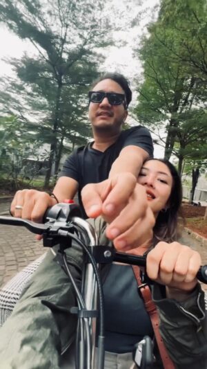 Nabila Putri Instagram - Kita bikin romantis, bikin paling romantis
Sambil bermain mata, turun ke hati, motornya nyusruk !!!!!
Romantis bukan ????
mandi ga mandi yang penting motoran