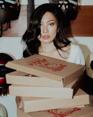 Nabila Putri Instagram - "Life's a slice; enjoy every bite"
Pizza apa yang bawaannya bikin nangis ????
BERPIZZAAAH DENGANMU !!!!!!
Ahhh @smokedgarage @smoked.coffeeandbeer adaaaa pizza yang bisaaa dianter langsung amaaaa ladiesdilipeer ini ! Langsung berikuttt dengan asap motornya . Silahkan check ratecardnya ya !
Ada yang pernah cobain aku? Ehh pizza aku????
