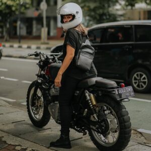 Nabila Putri Instagram - Cari pacar itu yang bermotor bukan bermobil karena imam itu di depan, bukannya di samping ! Jadikan aku imamu dik ' #ehgimana