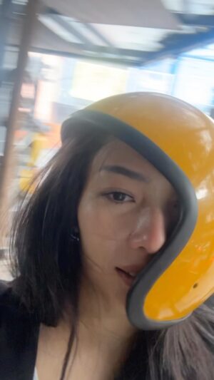 Nabila Putri Instagram - helm menambah ketampaaaaan !!!! bagi siapa yang merasaaaa ketampanannya natural tanpa beban sayaaaa tantang anda untuk mengirim muka andaaaa dengan menggunkaaaan helm ketampaanan ini !!!! Tolooong toloooong nabila sakittttttt
BAGI SIAPA SAJA YANG BIKIN JATUHHHHH CINTA AKAN AKUUUUUU KIRIMIN SEKOTAK MOMOGI !!!!!
#helmketampanan