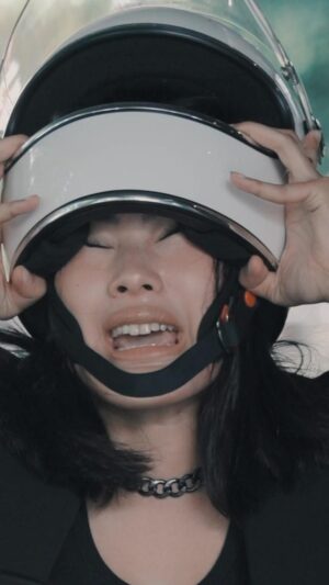 Nabila Putri Instagram - SIAPA YANG KALO MOTORAN NGAREP BUKA HELM RAMBUUUT MASIH BERKIBAR ? nah drama motoran ini ga kalah menyedihkan dari drama ketombe ! Apalagi kalo touring lama pake helm bisaaa berhari hari . Ternyataaa kulit kepala juga perlu nutrisi ! Ah gini ni ilmunya belom cukup
Pas banget diundang acara CLEAR DANDRUFF EXPERT : hair enthusiast x expert - connect ' . Makan siang enakk sambil Sharing sama para experts ! Dan amaze banget sama teknologi baru clear yang mengandung kekuatan 10 x super vitamins yang ternyata adalah niacinamide ! Baru tau banget ternyata kulit kepala atau scalp barrier butuh juga dipakein Niacinamide. Ahh ini mah touring lama ga masalah lagi ,
Mau challenge clear sebulan kedepan pake rutin dan share gimanaa progressnya !
KETOMBE BASAH KERING CLEAR in AJA ! Dompet kering mulu nasib lu aja !
#CLEARInAja
#cleardandruffexpert