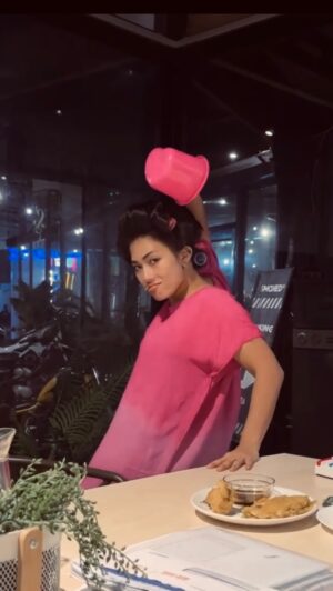 Nabila Putri Instagram - "Siapa nih yang kalo tiaaaappp bulan ibu kos dateeeeeng ada ajaaa drama baru, mulai dari mules kepala, puyeng perut, sampai pura-pura mati.
Apalagi kalau udah bawa gayung love legendary! JANGAN NGAKU ASIKKK KALAU LOOO GA PERNAH MANDI PAKE INI !!!!
Ahhh Nagih uang kos memang seni peran tingkat tinggi! š