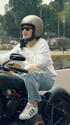 Nabila Putri Instagram - Sudah ku bilaaaaang ! kalo motoran jangan suka berpangku tangan ! Mending pangku anak orang ! Enak bukan ! Tapi joknya cuma satu ...
Yaaa udah beli satu lagi aja gimana ?#ehanu
Edisi kangen touring