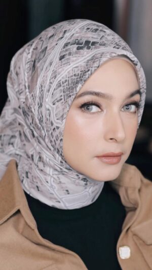 Nabila Syakieb Instagram - MasyaAllah tabarakallah, Di suatu pagi bersama @nooibeauty , yg selalu canggih kalo make up in aku 😍 , kira2 ada yg bisa nebak ngga foto untuk apa??
Make up @nooibeauty
Softlens @margeen.lens