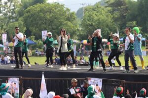 Nabila Syakieb Instagram - Kampanye akbar bupati dan wakil bupati kab bdg @dadangsupriatna & @alisyakieb bismillah wargi2 kab bdg tong hilap no 2 coblos kopeahna!✌🏻🫰🏻💚