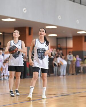 Nabila Syakieb Instagram - Mendadak anak basket gara2 @tya_ariestya , yang penting salam olahraga yakannnnn 😂😂😂
