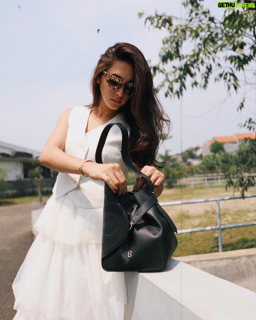 Nabila Syakieb - 76.3K Likes - Let your outfit do the talking, in shade of white with a touch of black bag ✨