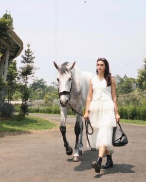 Nabila Syakieb Instagram - Let your outfit do the talking, in shade of white with a touch of black bag ✨