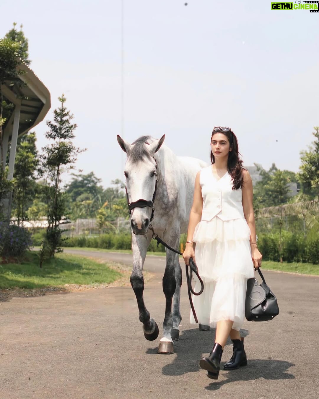 Nabila Syakieb - 76.3K Likes - Let your outfit do the talking, in shade of white with a touch of black bag ✨