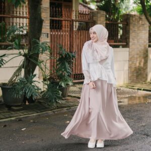 Nabila Taqiyyah Instagram - ubur ubur ikan lele, udah siapin outfit lebaran belum lee?🫣💓
#lebaranpakainyajilbrave #anakmudapakainyajilbrave
@jilbrave.official