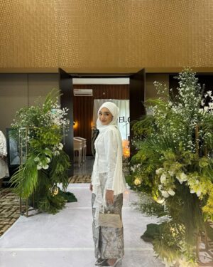 Nabila Taqiyyah Instagram - happy wedding!!!🤍

dress @nsmaryaam @nsmstyle 
mua @bynouramakeup