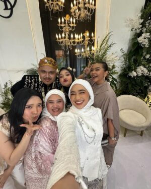 Nabila Taqiyyah Instagram - happy wedding!!!🤍
dress @nsmaryaam @nsmstyle
mua @bynouramakeup