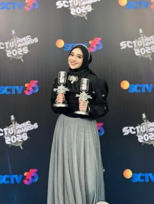 Nabila Taqiyyah Instagram - Alhamdulillah terimakasih kepada Allah SWT, terimakasih kepada orang tua, adek”. terimakasih @starmedianusantara & @universalmusicindonesia. terimakasih, keluarga saya @thenablovers we got it!!! atas doa dan usaha yg di lakukan bersama! dan terimakasih banyak untuk mas @ywpiano & ka @arsywidianto untuk lagu yg indah ini🤍semoga bisa semakin produktif dalam berkarya!! penghargaan ini saya persembahkan untuk kalian semua yg sudah mendukung saya sampai saat ini🤍 

terimakasih @sctv #sctvmusicawards 

wardrobe @anfiha.indonesia 
accessories @yourhandsofficial 
stylish @ziahfauziahbajry