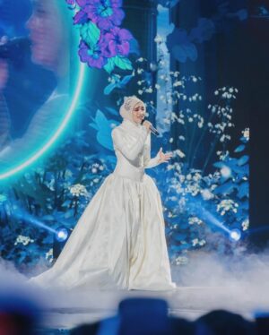 Nabila Taqiyyah Instagram - recap indonesian idol🤍 thank you! @indonesianidolid
gown @dimassinggih @houseofdimassinggih
mua&stylish @ziahfauziahbajry