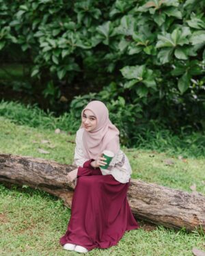Nabila Taqiyyah Instagram - petantang petenteng, udah ada yg gandeng?
#LebaranPakainyaJilbrave #anakmudapakainyajilbrave
@jilbrave.official 🤍